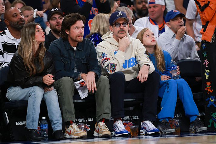 Fræga fólkið lætur sig ekki vanta í Madison Square Garden. Hér eru leikararnir Jason Bateman og Jason Sudeikis mættir á Knicsk-leik.
