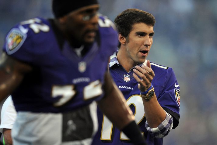 Sundkappinn Michael Phelps er dáðasti sonur Baltimore og hann hljóp út á völlinn með liðinu í gær. Hann er hér ásamt frægasta leikmanni Ravens, Ray Lewis.