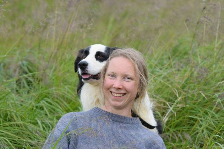 Karólína Elísabetardóttir ætlar að koma fé sínu í skjól í kvöld. Kindur hennar hafa verið úti á litlu afgirtu svæði