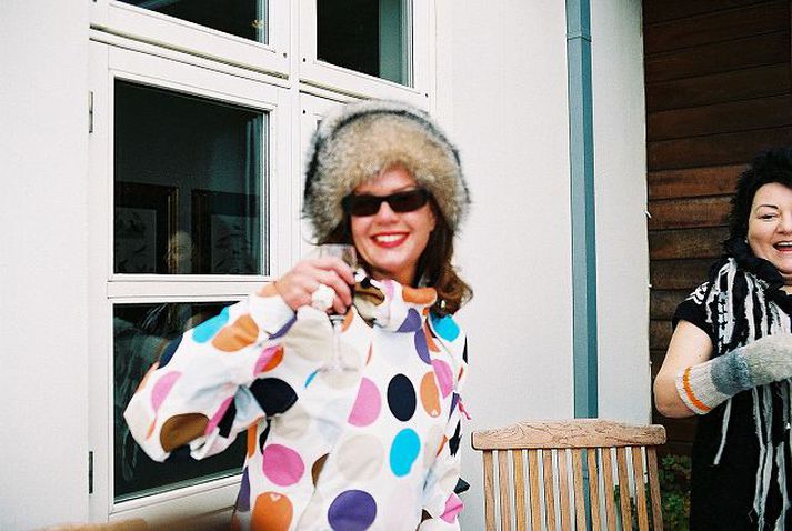 Áslaug Snorradóttir ljósmyndari í góðum félagsskap á Hótel Búðum.
