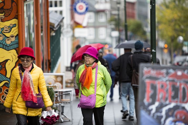 Capacent veltir þeirri hugmynd upp að hverjum ferðamanni verði skylt að dvelja í að minnsta kosti einn mánuð á Íslandi til að takmarka innstreymi erlends gjaldeyris og ofris krónunnar. 