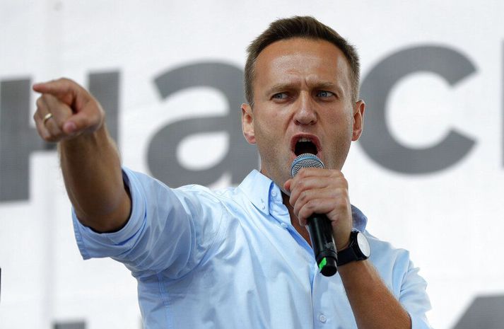 Alexei Navalní hefur verið harður gagnrýnandi stjórnvalda í Kreml. Hann hefur ítrekað verið handtekinn fyrir að skipuleggja og taka þátt í mótmælum.