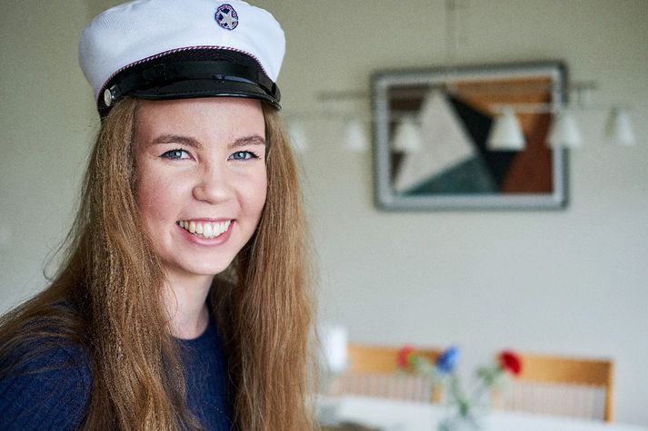 Það er bjart yfir stúdínunni þrátt fyrir hæsina. 