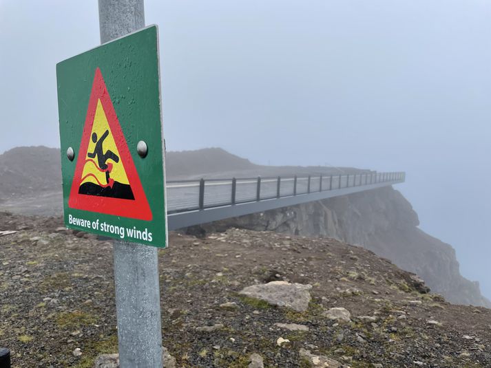 Vonast er til að útsýnispallurinn á Bolafjalli opni á næstunni þegar búið er að ganga frá öryggismálum þar.