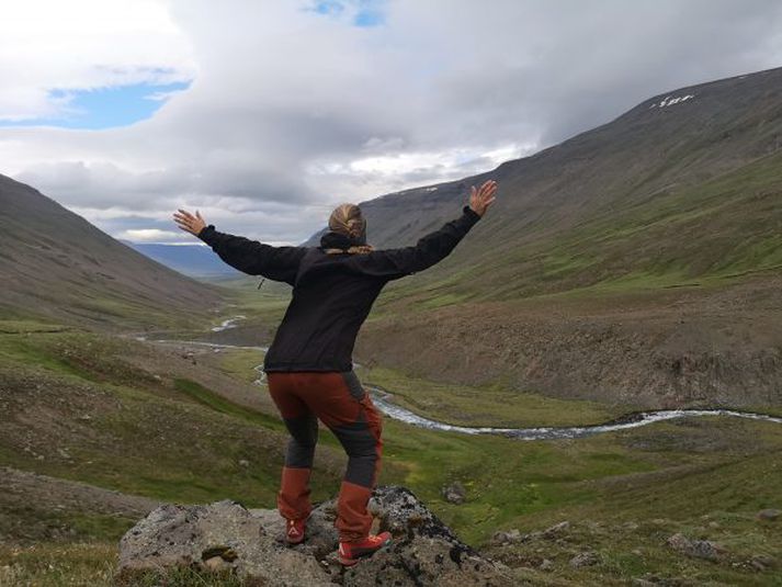 Hin norska Maren Ueland horfir niður til Eyjafjarðar á leið af Sprengisandi í sumar.