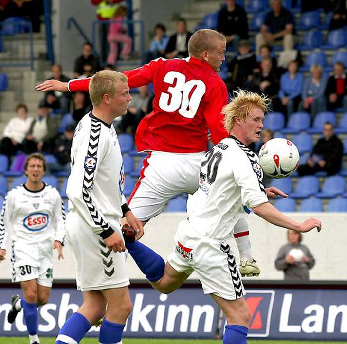 Í baráttunni. Garðar Jóhannsson er hér í baráttunni um boltann í leiknum í gær en hann fór fyrir frábærum sóknarleik Vals í leiknum.