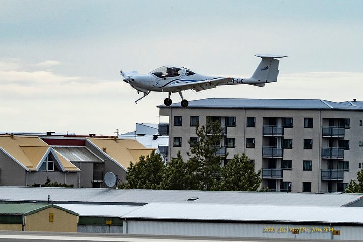 Flugvélin lenti án nefhjóls og sést hér langt komin í aðfluginu að Reykjavíkurflugvelli.
