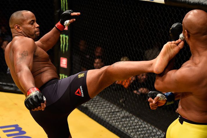 Meistarinn Cormier tuskar hér Anderson Silva til.