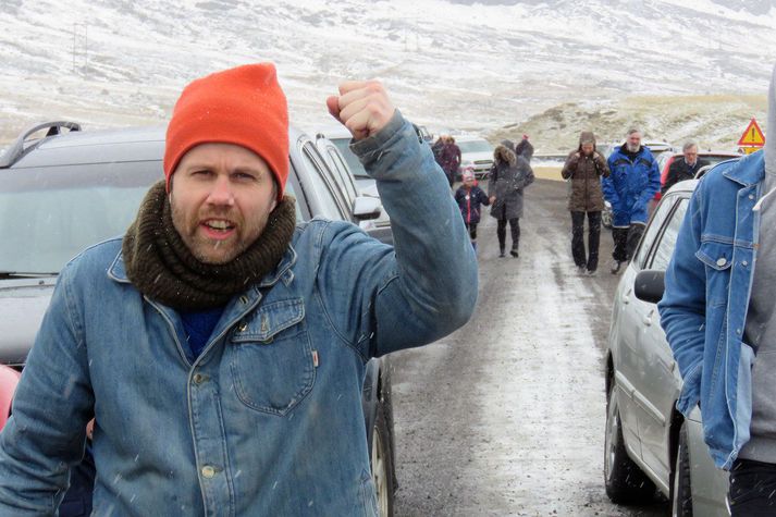 Svavar Pétur Eysteinsson, bóndi á Karlsstöðum, sýnir stjórnvöldum hug sinn en myndin er frá mótmælum í Berufirði þar sem hringveginum hefur tvívegis verið lokað.