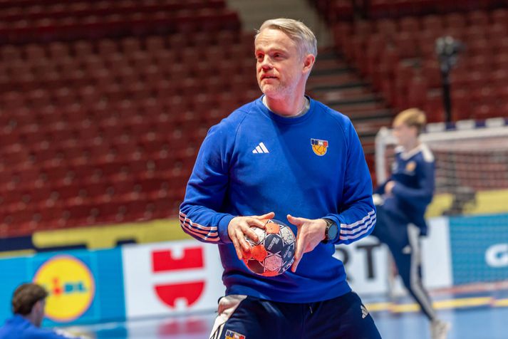 Snorri Steinn léttur á æfingu landsliðsins í gær.