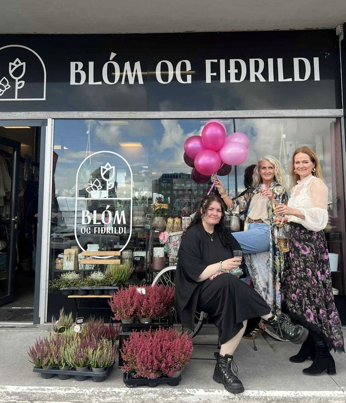 Það er brjálað að gera í flestum blómabúðum í dag í tilefni af Konudeginum. Kristín Inga Arnardóttir eigandi Blóma og fiðrilda segir Konudaginn vera með stærstu dögum ársins. Hér er hún lengst til hægri ásamt Rósu Björgu Óladóttur og Sif Emblu Hreinsdóttur.