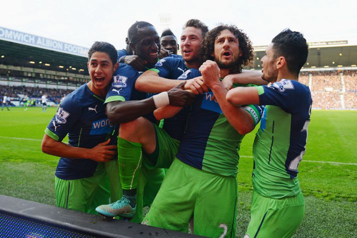 Newcastle-menn fagna marki Fabricio Coloccini.