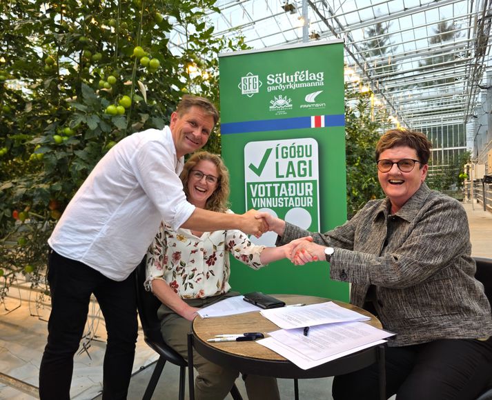 Knútur og Helena í Friðheimum fá hér staðfestingu á vottuninni frá Halldóru Sigríði formanni Bárunnar.