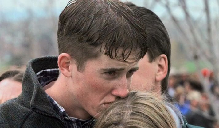 Hér sést Eubanks á minningarathöfn um fórnarlömbin í Columbine. Myndin er tekin 25. apríl 1999, fimm dögum eftir árásina.