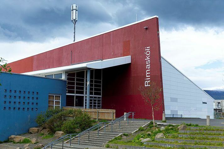 Rúður Rimaskóla urðu fyrir barðinu á spellvirkjum í gærkvöldi.