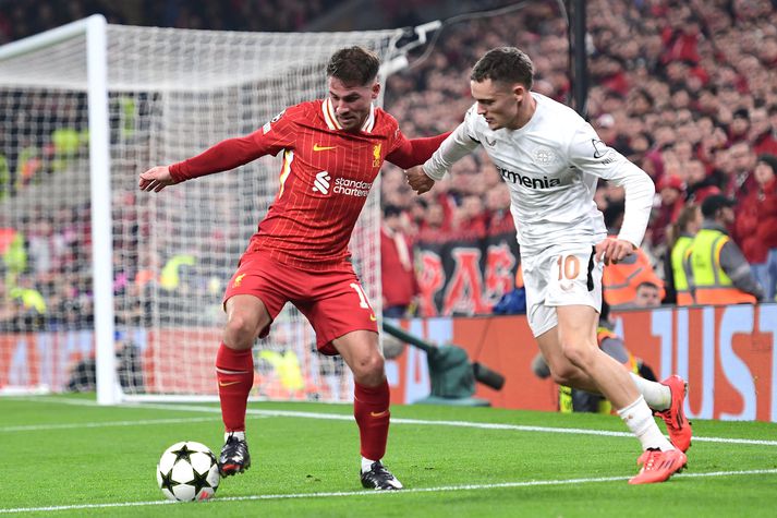 Tíurnar Alexis Mac Allister og Florian Wirtz berjast um boltann í Meistaradeildarleik Liverpool og Bayer 04 Leverkusen í vetur.