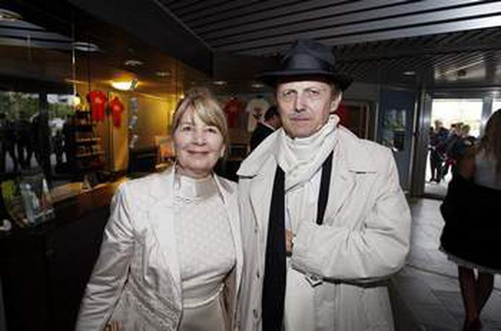 Kristín Jóhannesdóttir og Sigurður Pálssoon voru sigurvegarar kvöldsins, Kristín var valin leikstjóri ársins, Sigurður fékk Grímuna fyrir leikverk ársins.  fréttablaðið/anton