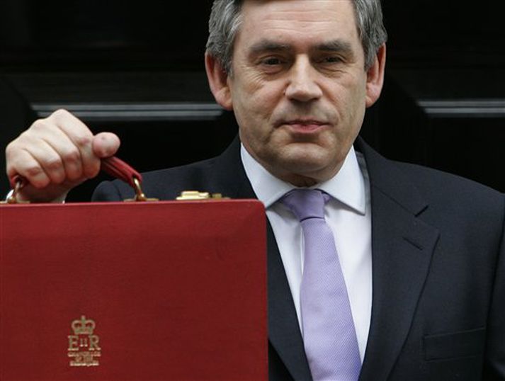 Gordon Brown, fjármálaráðherra Bretlands, með rauðu skjalatöskuna frægu fyrir utan bústað sinn í Downing-stræti 11.