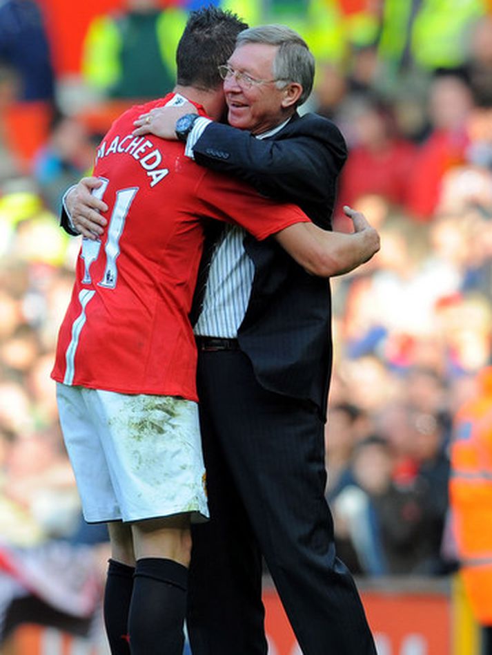 Sir Alex Ferguson fagnar Federico Macheda eftir að strákurinn tryggði United sigur á Aston Villa í fyrra.