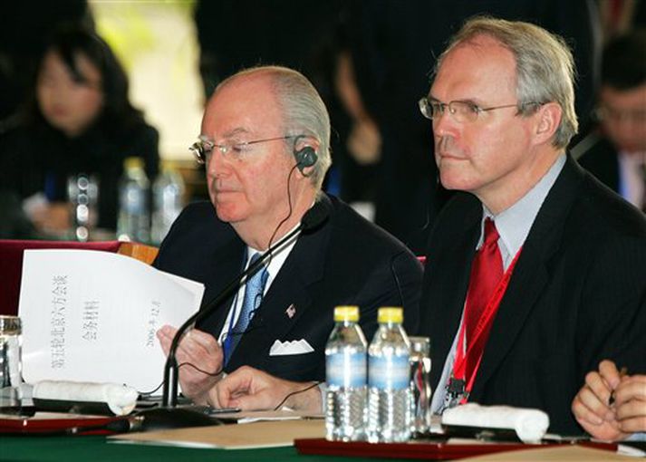 Hill, aðalsamningamaður Bandaríkjamanna og aðstoðarutanríkisráðherra.