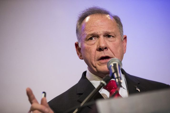 Repúblikaninn Roy Moore mælist með um þremur prósentum meira fylgi en Demókratinn Doug Jones.