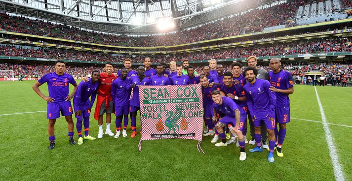 Leikmenn Liverpool með borða til heiðurs Sean Cox.