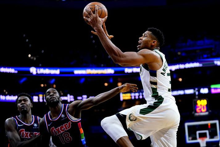 Giannis Antetokounmpo var mjög öflugur í sigri Bucks liðsins í nótt.