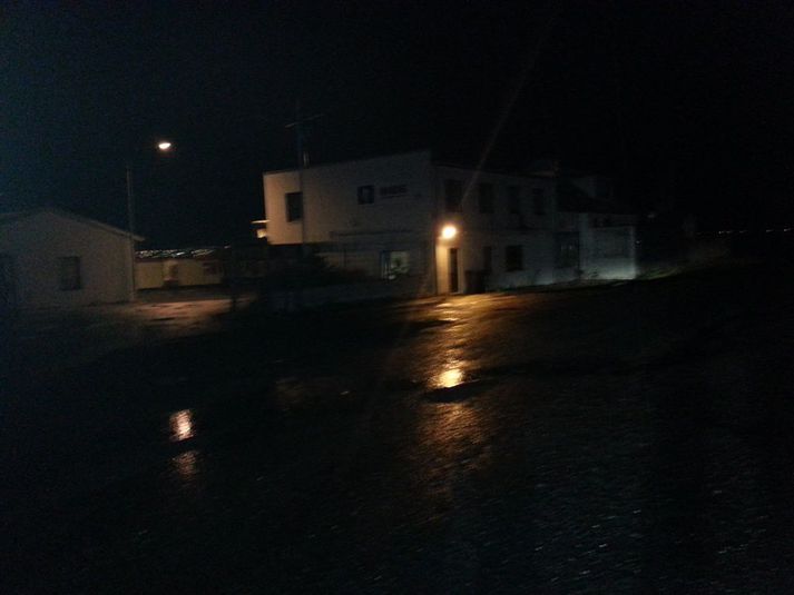 Á þessari mynd, sem faðir stúlkunnar tók, sést vel hversu dimmt var þegar stúlkan beið ein í myrkrinu.