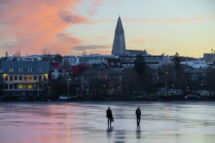 Kólnar í veðri í bili, en víðáttumikil lægð nálgast úr suðri með hlýnandi veðri annað kvöld.