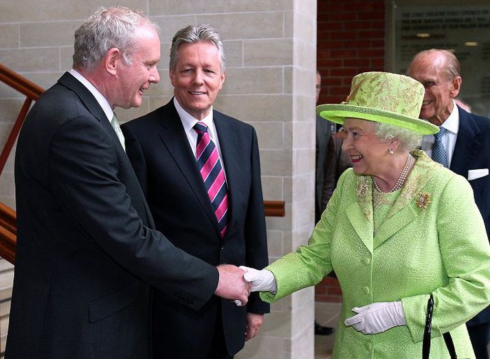 Drottningin og McGuinness tókust í hendur, sem þykir mikilvægt skref í friðarferli Norður-Íra. 
nordicphotos/afp