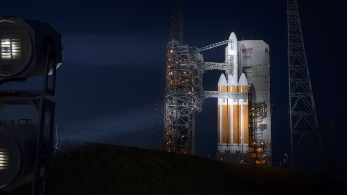 Delta IV-eldflaugin á skotpallinum á Canaveral-höfða á Flórída.