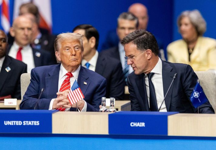 Mark Rutte, framvæmdastjóri NATO, (t.h.) með Bandaríkjaforseta í öndvegi við upphaf leiðtogafundar NATO í Haag í dag.