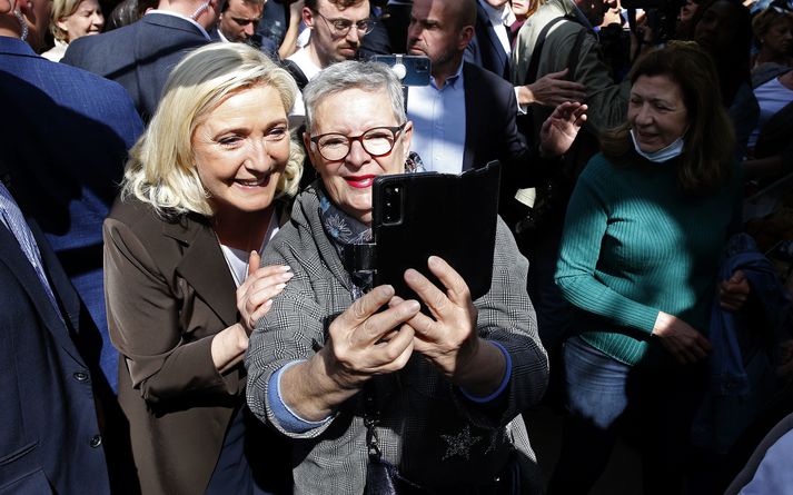 Marine Le Pen, til vinstri, hefur sjaldan flogið hærra í skoðanakönnunum.