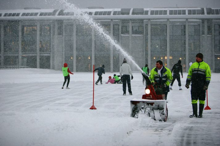 Þau eru fjölbreytt verkefnin sem borgarstarfsmennirnir þurfa að takast á við. Meðal annars að ryðja tjörnina.