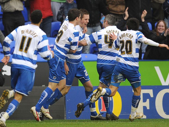 Gylfi Þór Sigurðsson fagnar marki sínu með félögunum í Reading.