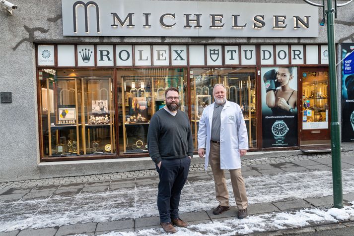 Frank M. Michelsen og Frank Ú. Michelsen létu ekki smá frost á sig fá og stilltu sér upp fyrir framan verslun Michelsen á Laugavegi í morgun.