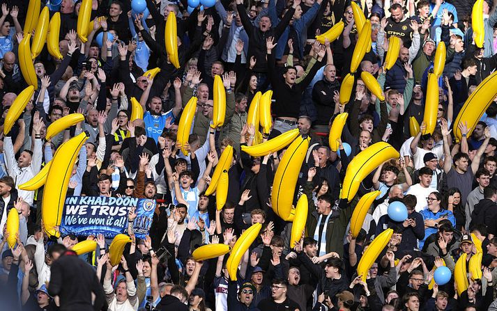 Stuðningsmenn City mættu með fjölda uppblásinna banana í stúkuna á Anfield.