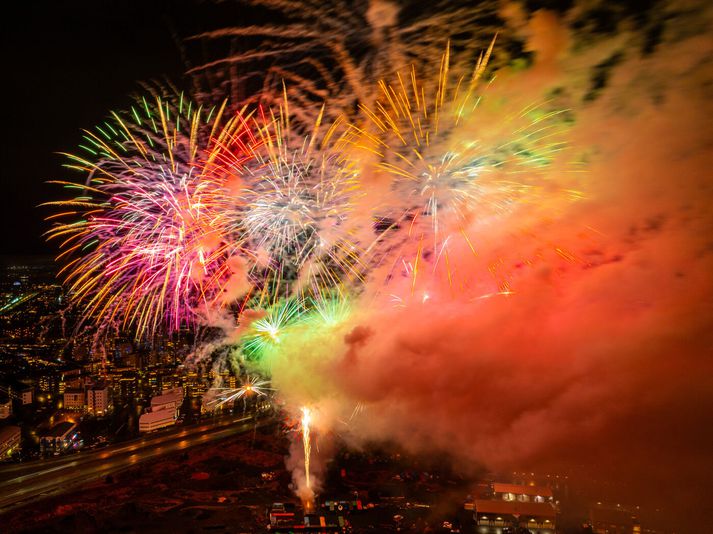 Landsmenn tóku víða forskot á sæluna í kvöld og sprengdu flugelda. Hjálparsveit skáta í Kópavogi stóð til að mynda fyrir flugeldasýningu.