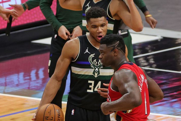 Giannis Antetokounmpo og Zion Williamson skiptust á treyjum eftir leikinn í nótt.