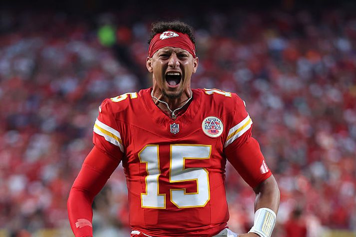 Patrick Mahomes fagnar í leiknum í nótt.