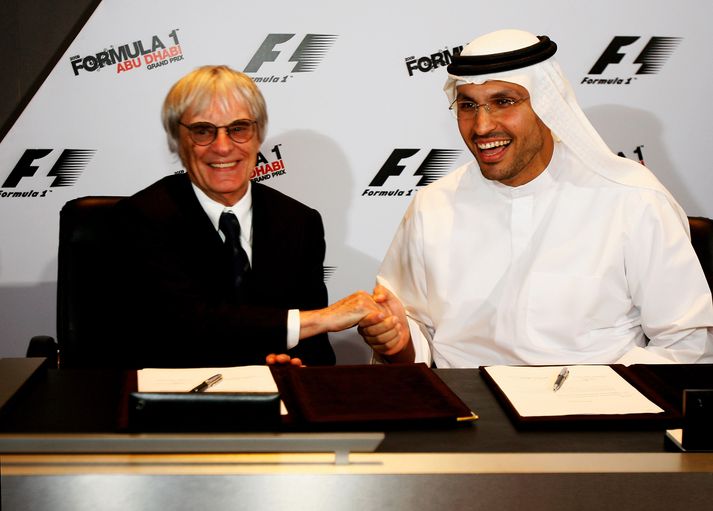 Bernie Ecclestone vill hafa mót alls staðar í heiminum og skipuleggjendur móts í Abu Dhabi skoða möguleikla á að flóðlýsa mót sitt á næsta ári.