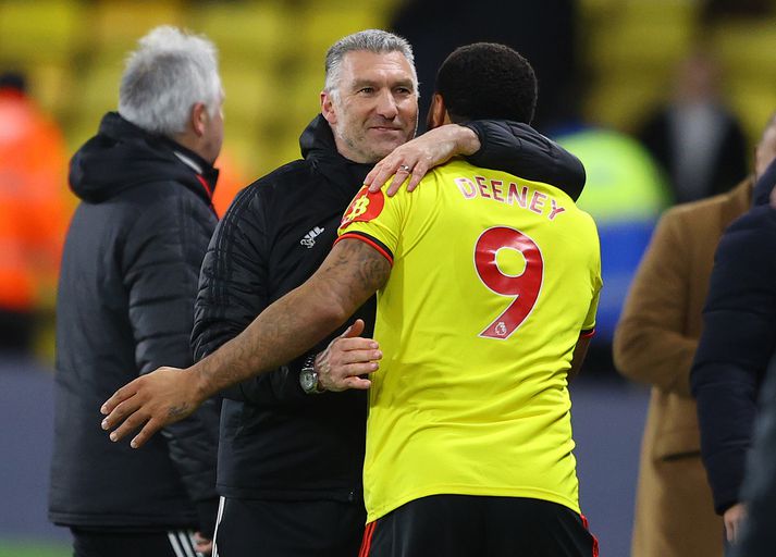 Pearson faðmar Troy Deeney, annan af markaskorurum Watford, eftir leik.