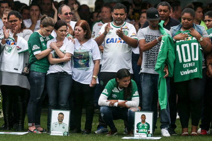 Stuðningsfólk Chapecoense minnist leikmanna liðsins.