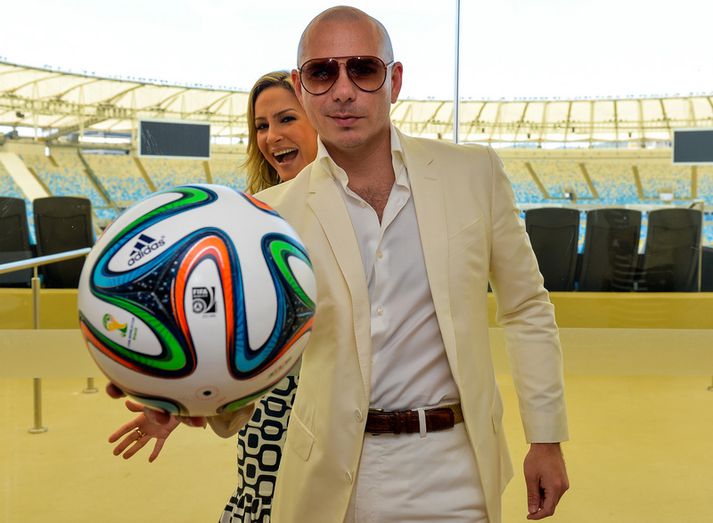 Pitbull bregður á leik með HM-boltann.