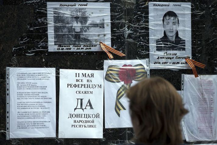 Íbúi í Donetsk býr sig undir kosningar á sunnudag.