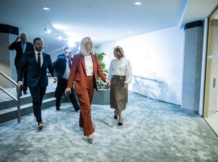 Sigrid Kaag og samráðherrar hennar á leið úr þingsal í gær.