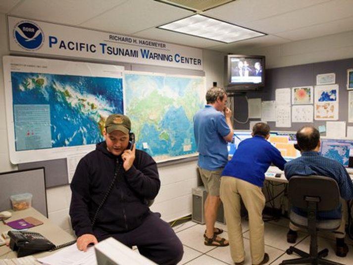 Yfirvöld á Hawaii telja að flóðbylgjan skelli á eyjunum eftir fjóra til fimm klukkustundir. Mynd/AP