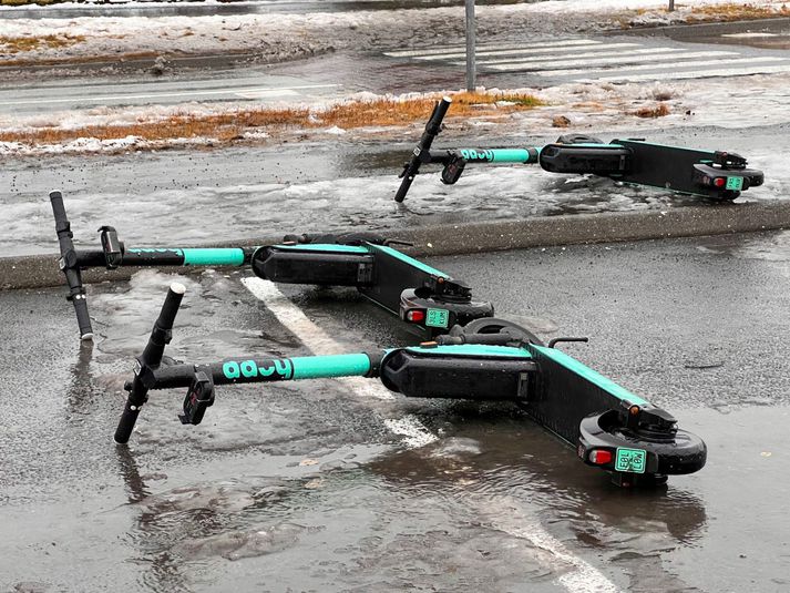 Maðurinn var fluttur með sjúkrabíl eftir að hann lenti í óhappi á rafskútu.