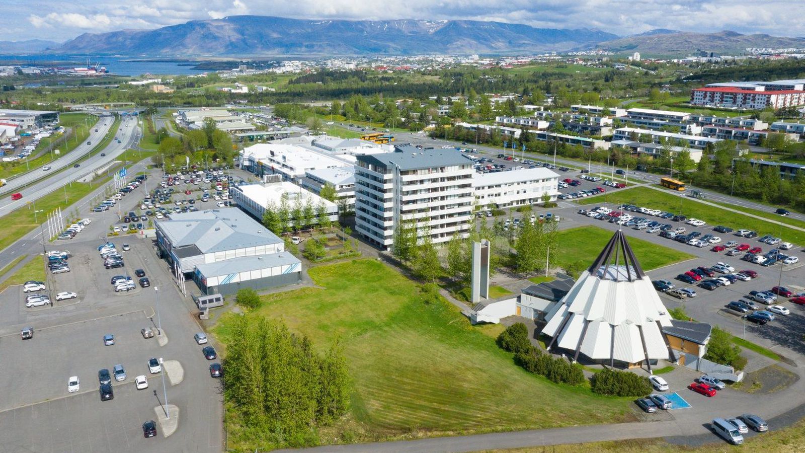 Maður á sex­tugs­aldri með á­verka á höfði eftir á­rás ung­menna