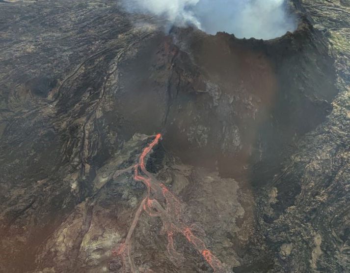 Kvikutaumur hafði brotið sér leið í gegn um gígvegginn í morgun og rann niður með fjallinu.